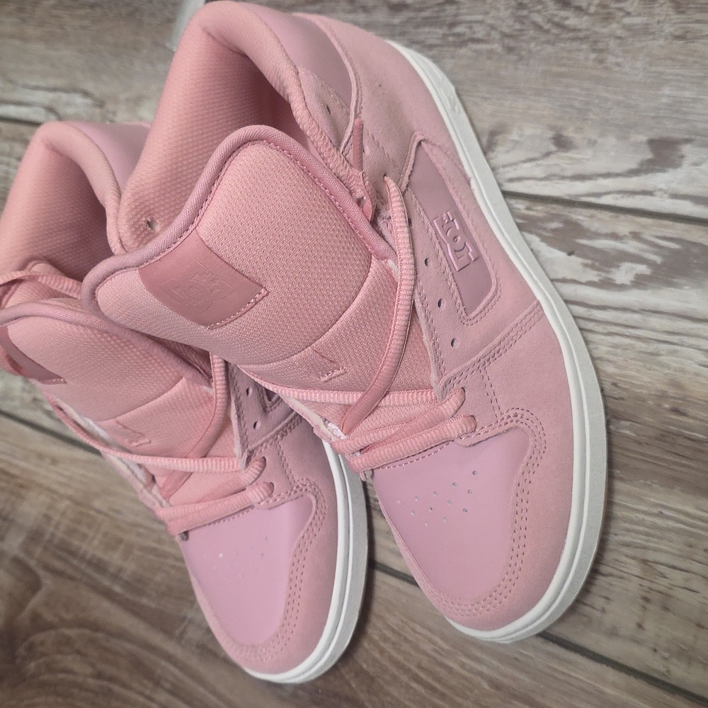 NWT Women's DC MANYECA HI-TOP PINK SNEAKERS. SICK!! & Size 8